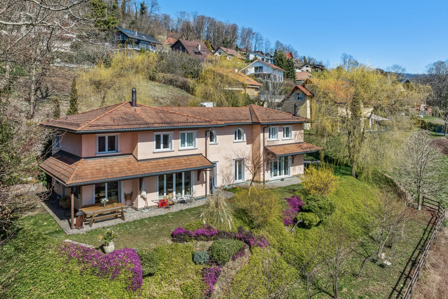 Villa incantevole con due alloggi separati e vista sulle Alpi - Foto 1 di 13