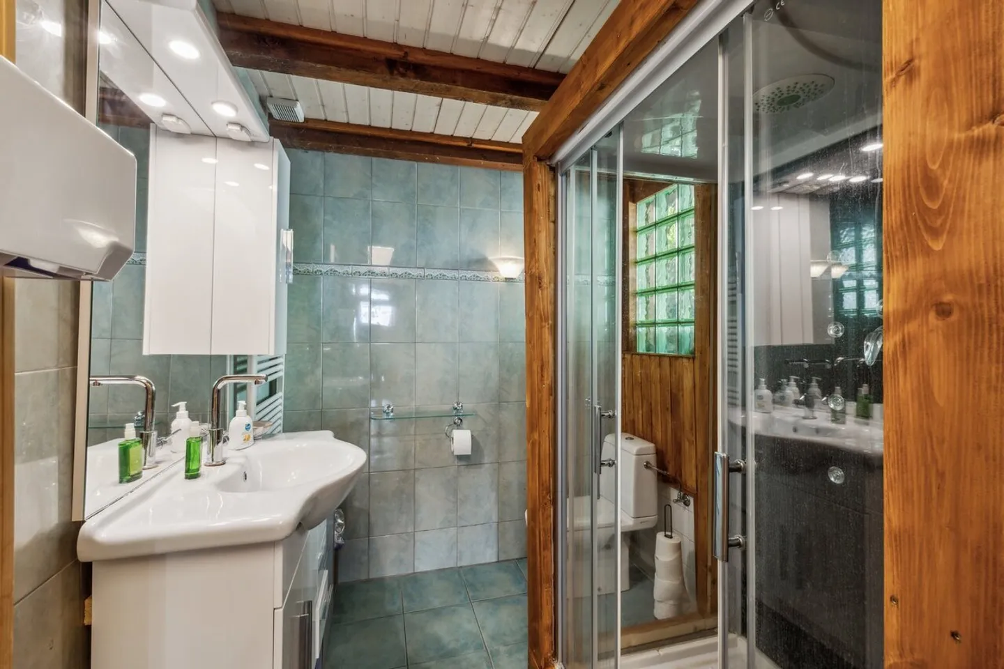 Chalet familial ensoleillé à Bex avec parcelle constructible - Photo 10 sur 13