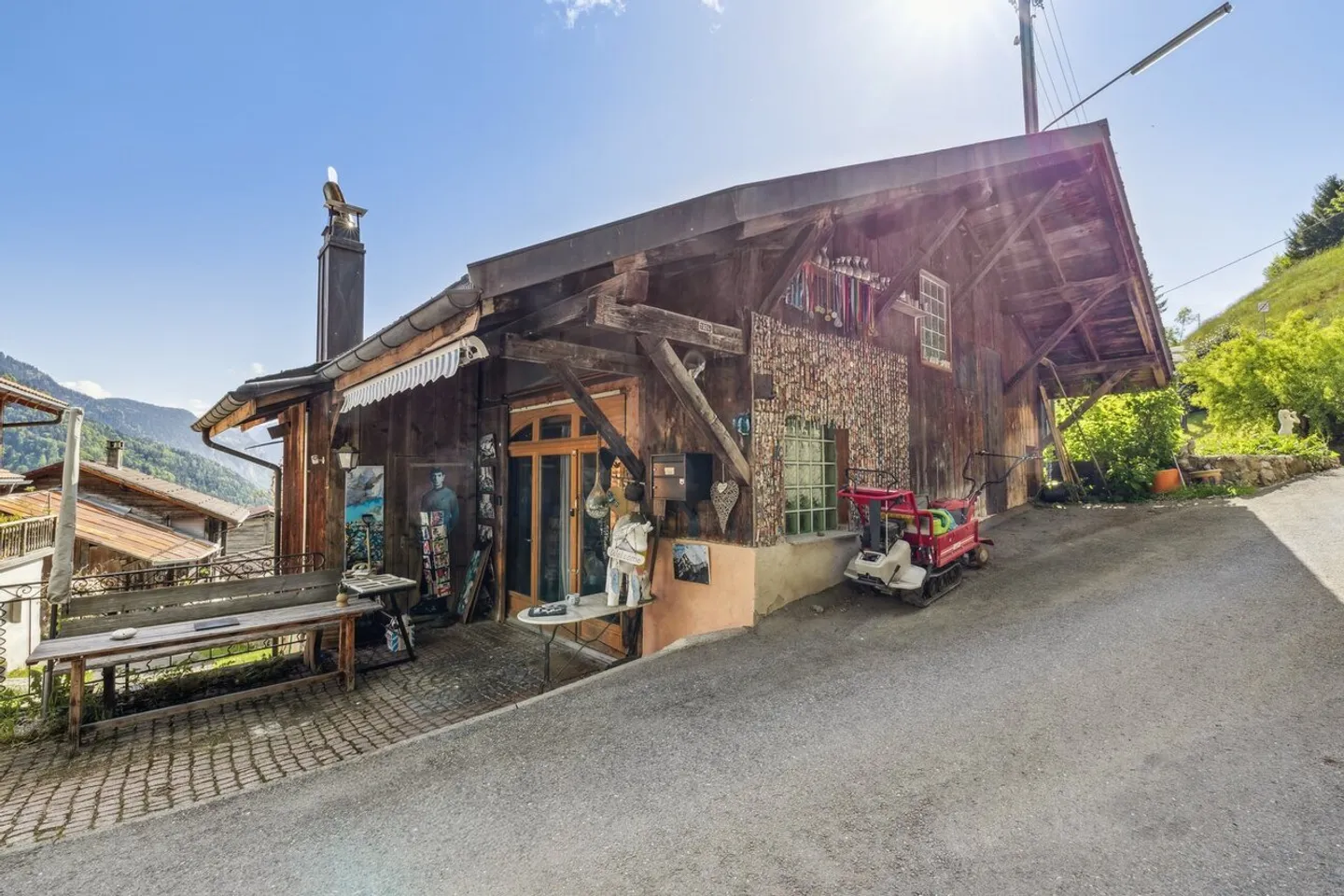 Chalet familial ensoleillé à Bex avec parcelle constructible - Photo 4 sur 13