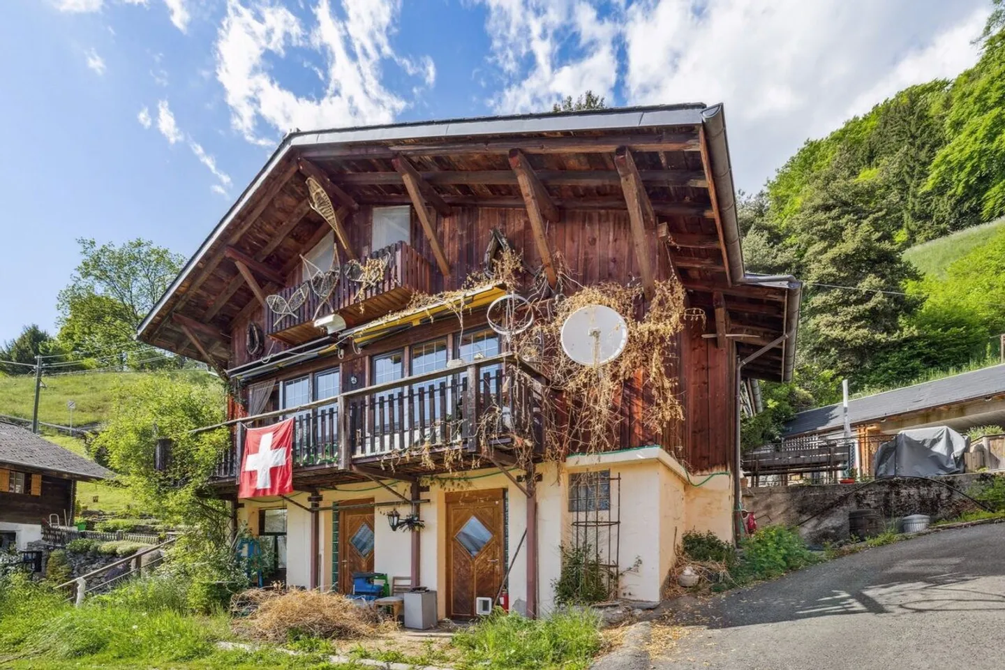 Chalet familial ensoleillé à Bex avec parcelle constructible - Photo 2 sur 13