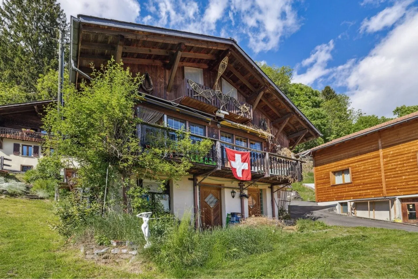 Chalet familial ensoleillé à Bex avec parcelle constructible - Photo 3 sur 13