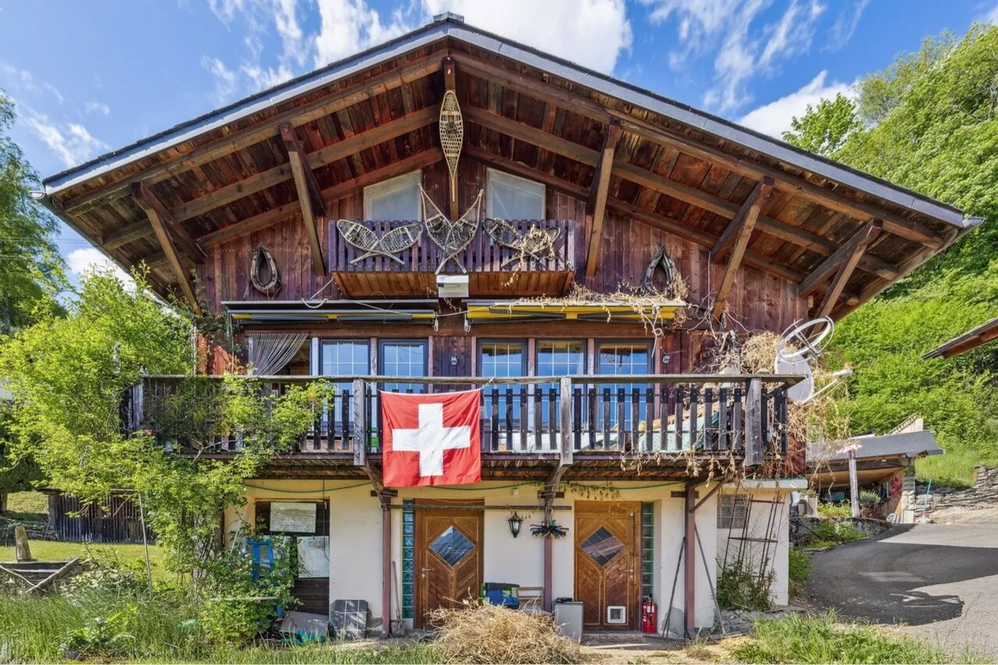 Chalet familial ensoleillé à Bex avec parcelle constructible - Photo 1 sur 13