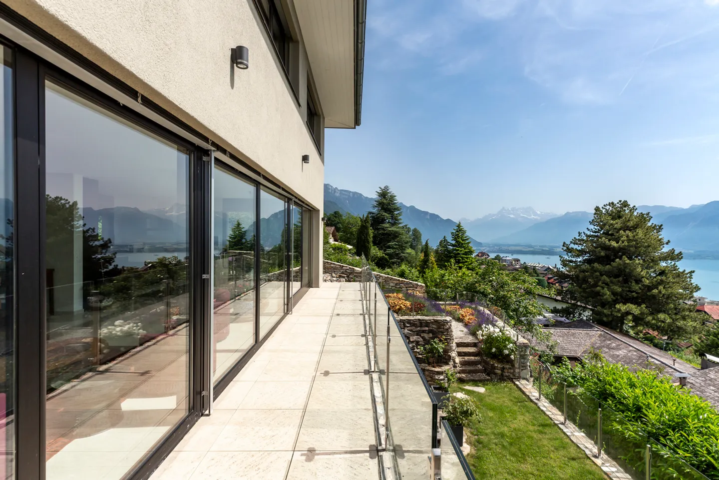 Wunderschöne zeitgenössische Villa mit 180° Blick auf den See und die Alpen - Foto 7 von 13