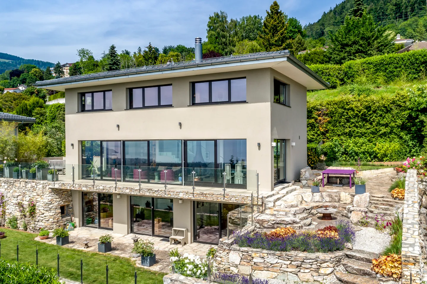 Wunderschöne zeitgenössische Villa mit 180° Blick auf den See und die Alpen - Foto 1 von 13