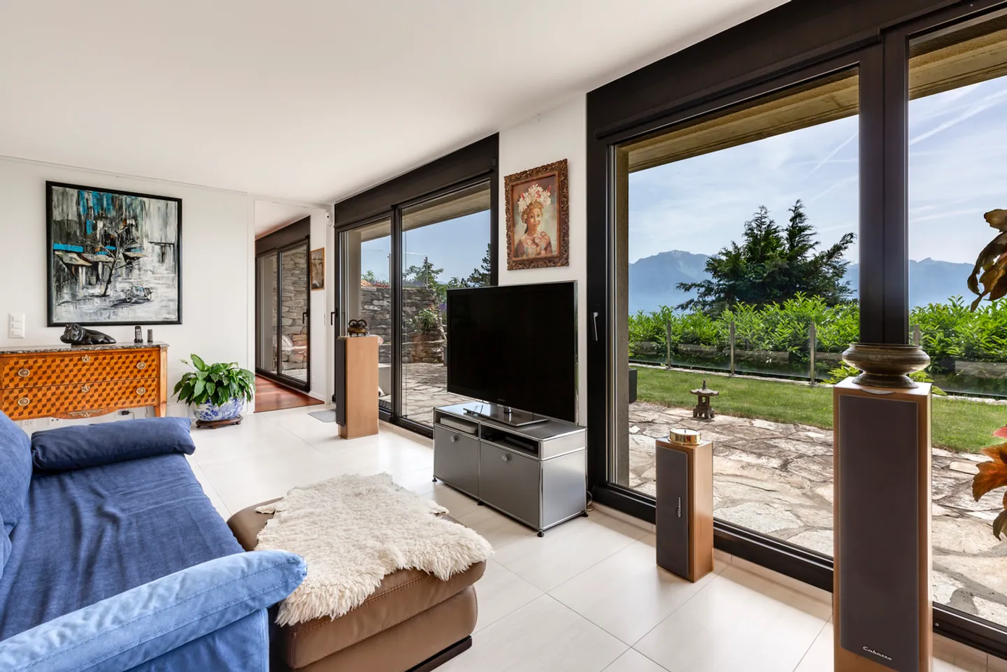 Wunderschöne zeitgenössische Villa mit 180° Blick auf den See und die Alpen - Foto 8 von 13
