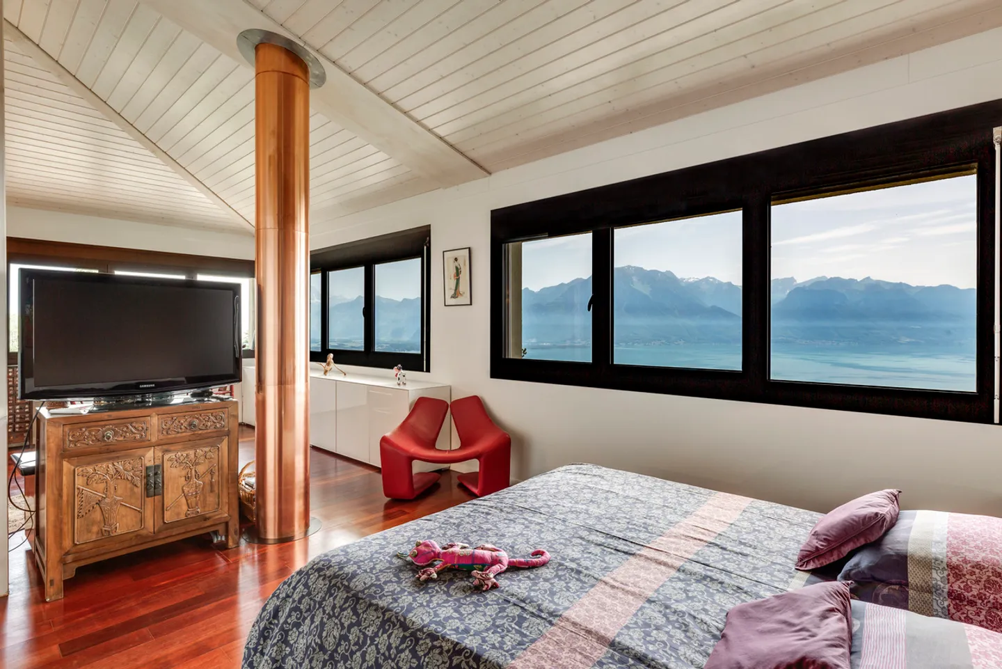 Wunderschöne zeitgenössische Villa mit 180° Blick auf den See und die Alpen - Foto 10 von 13