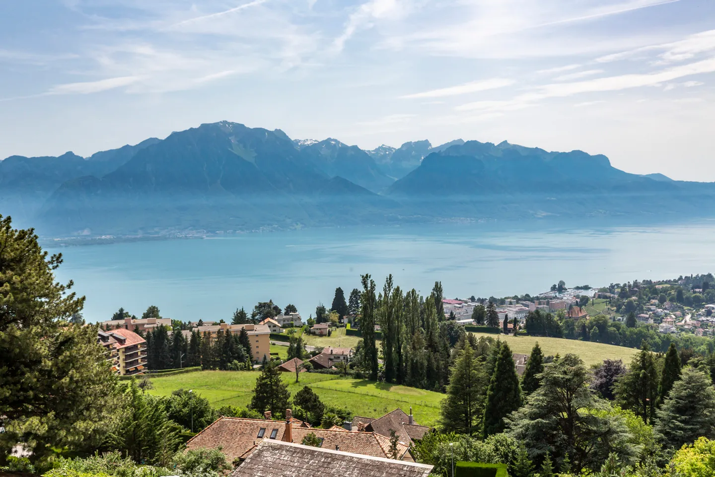 Wunderschöne zeitgenössische Villa mit 180° Blick auf den See und die Alpen - Foto 2 von 13