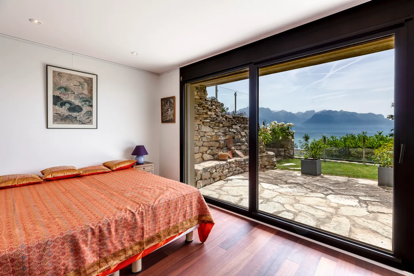 Wunderschöne zeitgenössische Villa mit 180° Blick auf den See und die Alpen - Foto 9 von 13