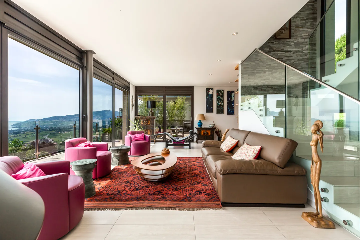 Wunderschöne zeitgenössische Villa mit 180° Blick auf den See und die Alpen - Foto 5 von 13