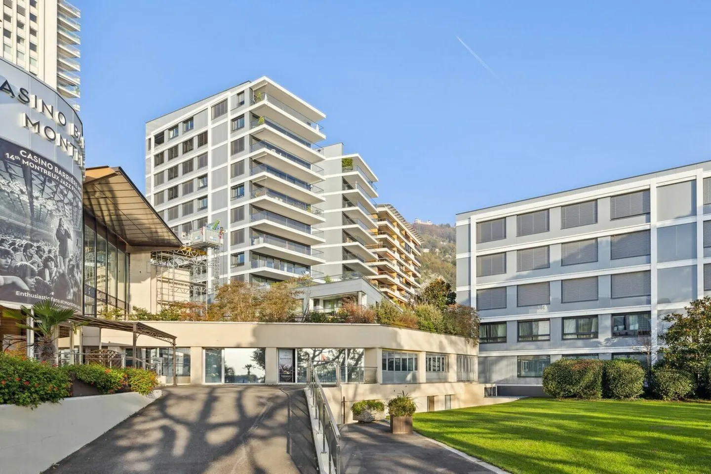 Sotheby's Exklusiv nur wenige Schritte vom See entfernt! - Foto 1 von 13