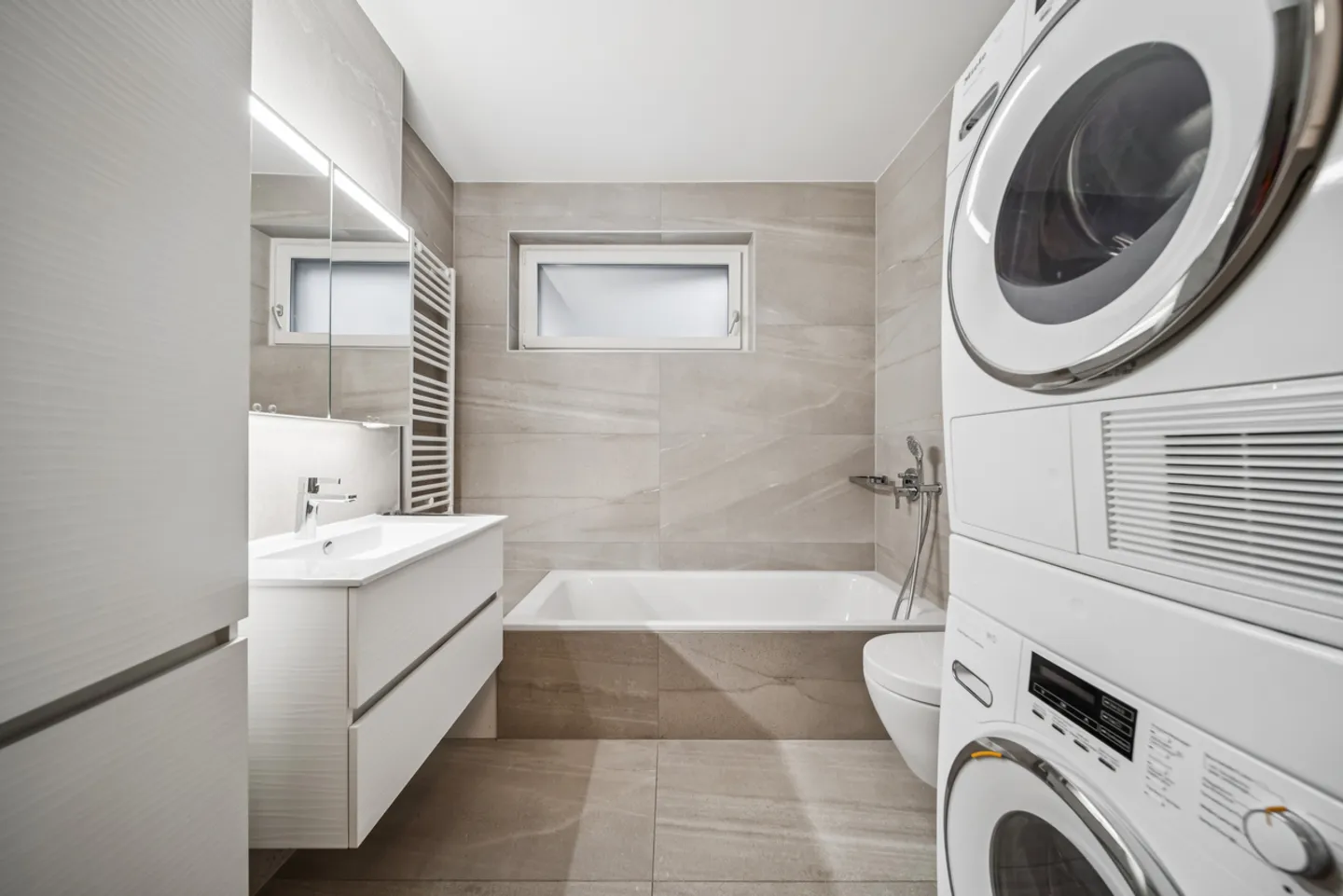 Spazioso appartamento al piano giardino con vista lago e finiture di alta gamma - Foto 9 di 12