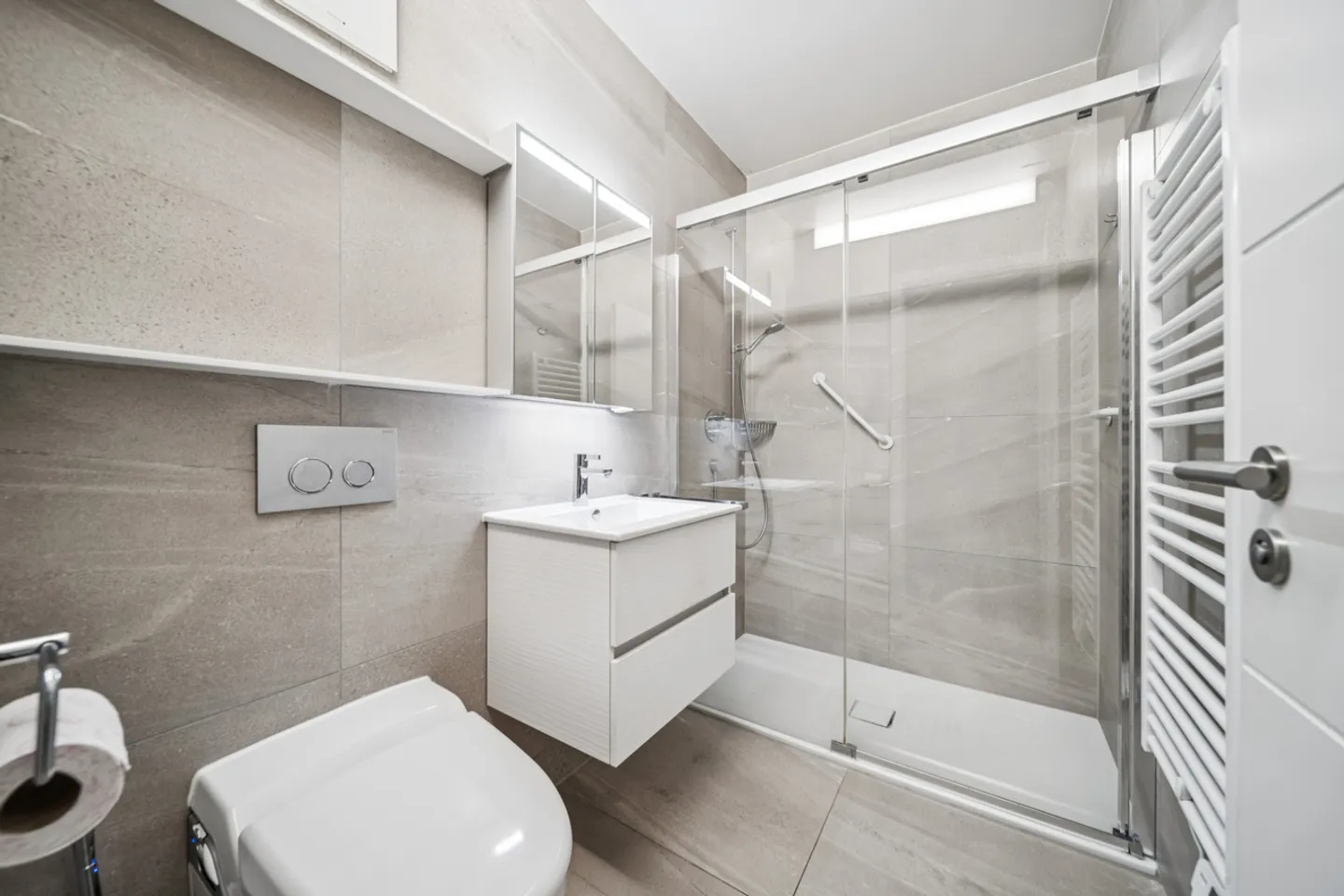 Spazioso appartamento al piano giardino con vista lago e finiture di alta gamma - Foto 7 di 12