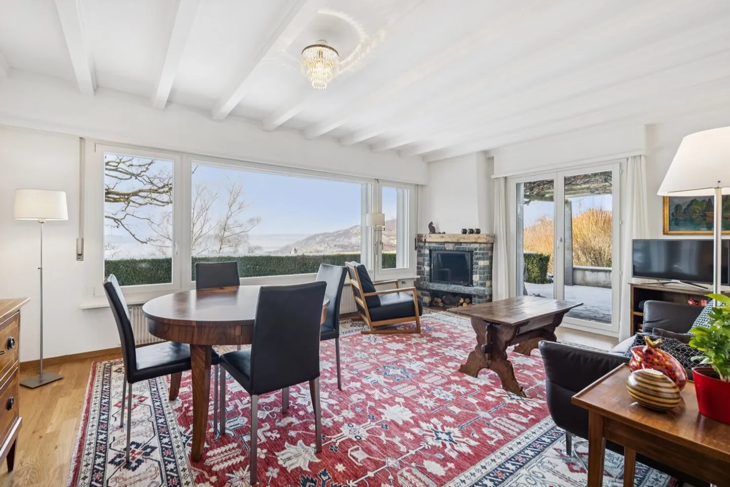 Single-storey villa with a view of the lake and the castle - Photo 4 of 11