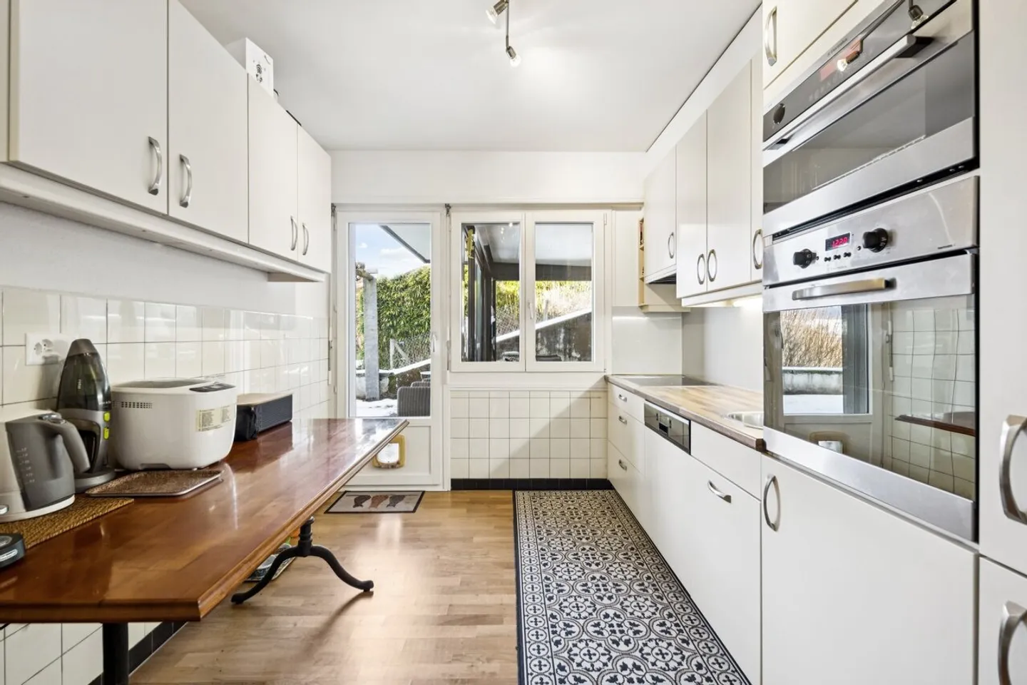 Single-storey villa with a view of the lake and the castle - Photo 6 of 11