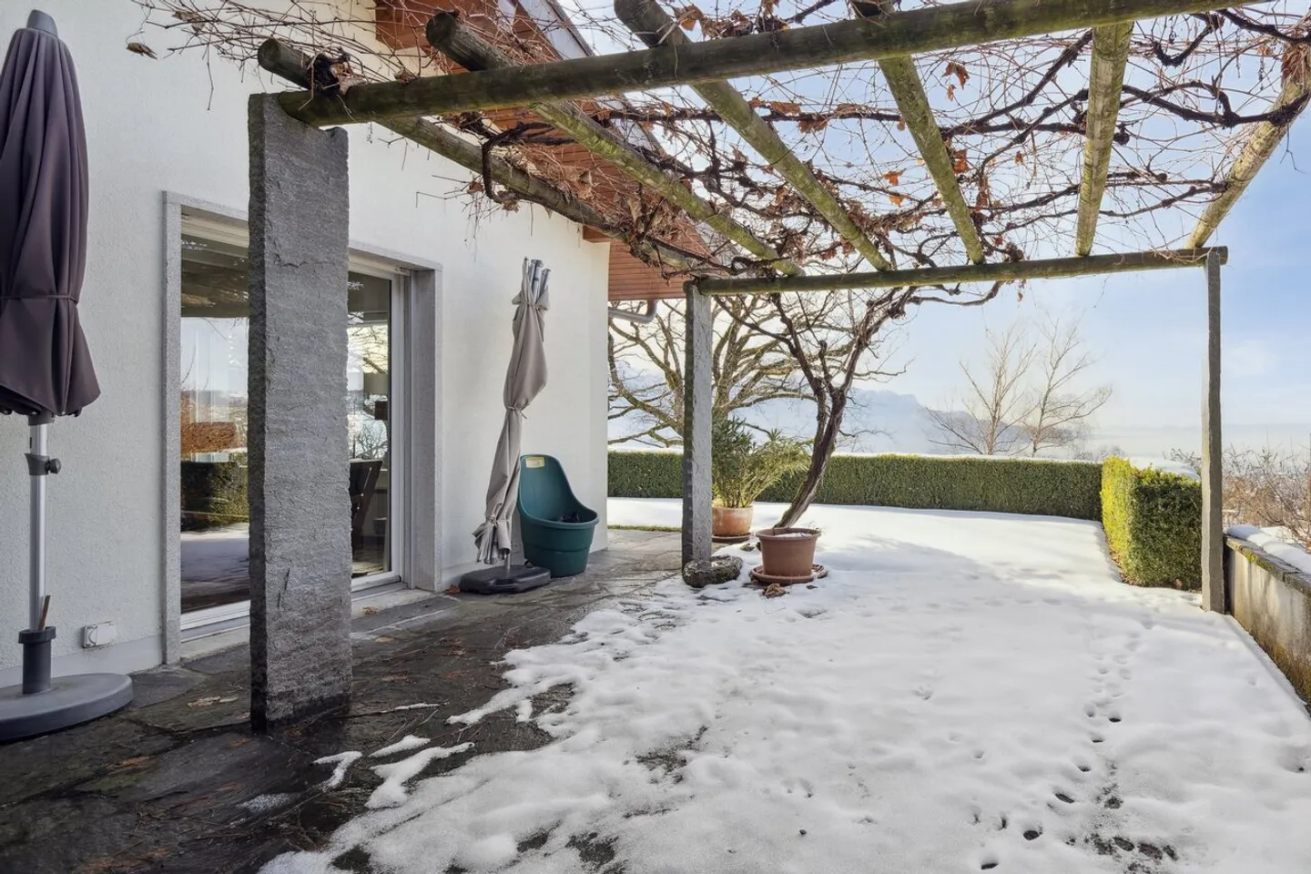 Single-storey villa with a view of the lake and the castle - Photo 2 of 11