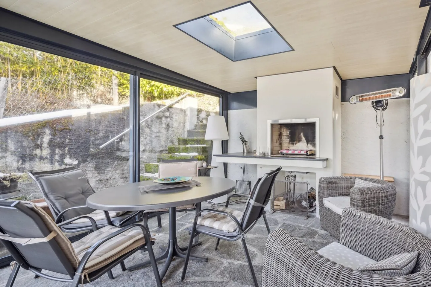 Single-storey villa with a view of the lake and the castle - Photo 3 of 11