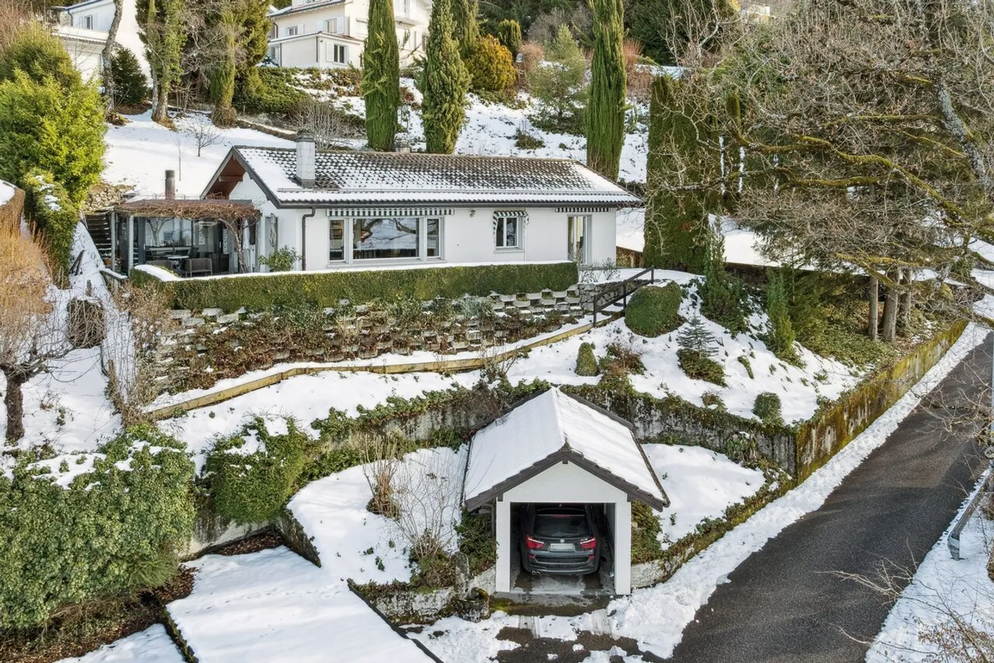 Single-storey villa with a view of the lake and the castle - Photo 1 of 11