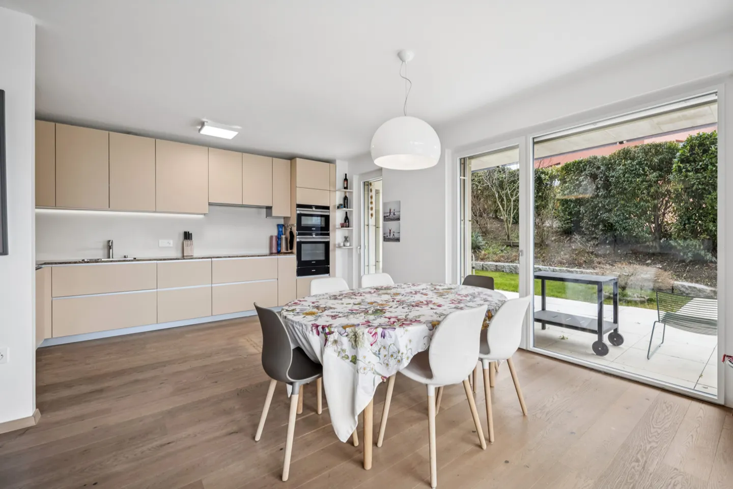 Geräumige Gartenwohnung mit Seeblick und hochwertigen Ausstattungen - Foto 4 von 12