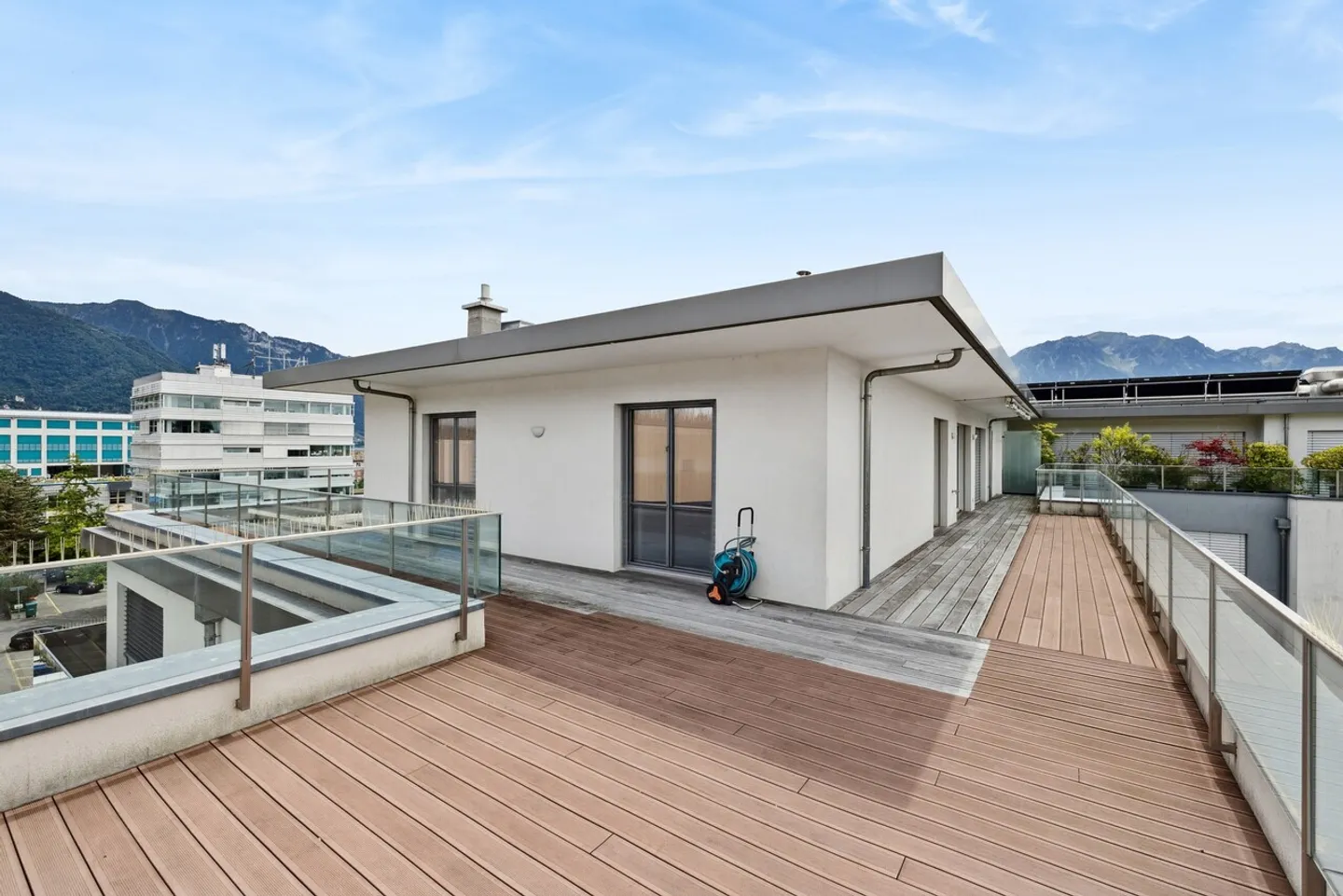 Splendido attico con ampia terrazza e vista sul lago - Foto 9 di 10