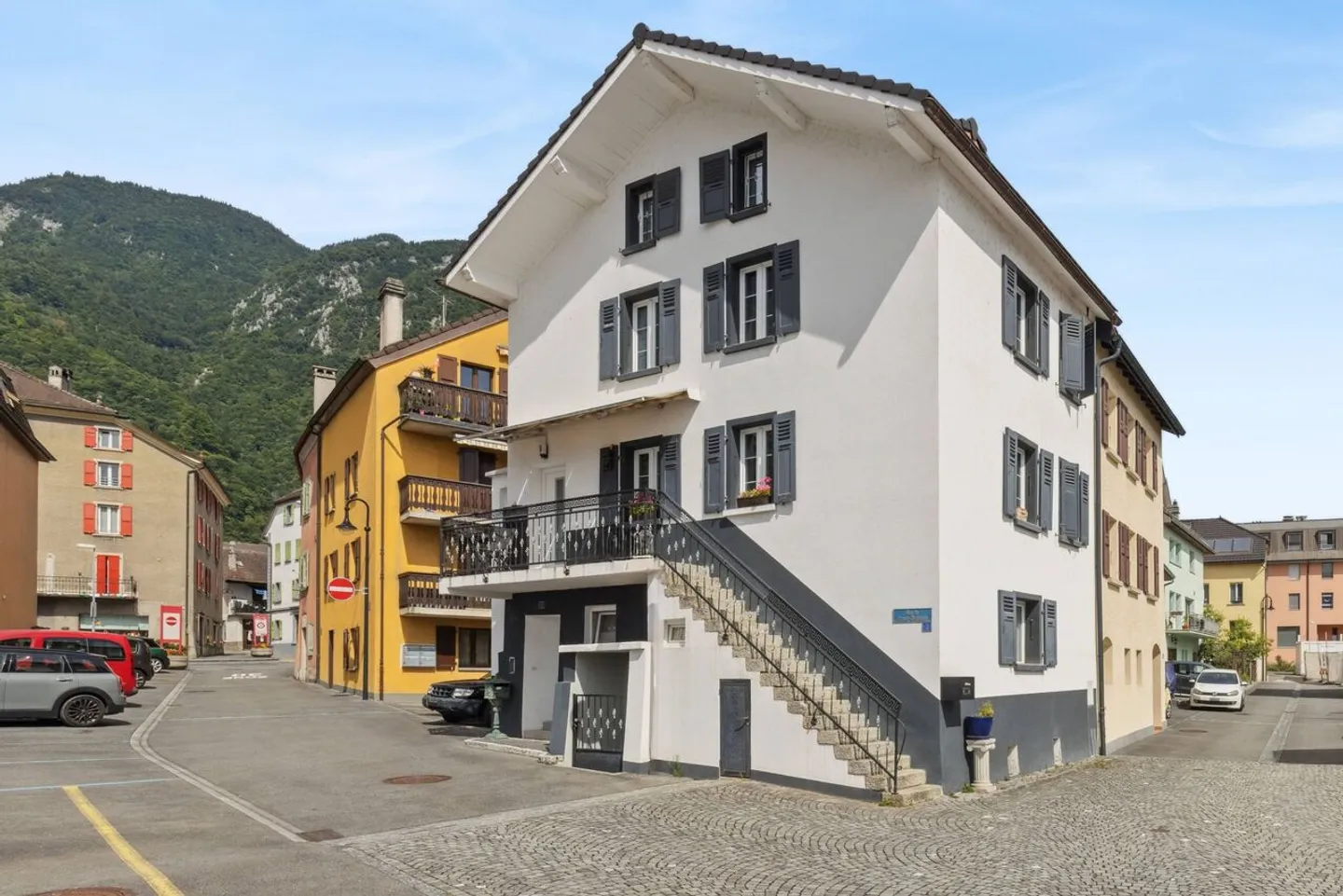 Renoviertes Gebäude mit 2 Wohnungen im Stadtzentrum, Bruttorendite ~5% - Foto 1 von 13