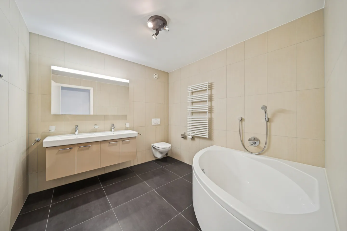 Wunderschöne Wohnung mit privatem Garten und großer Terrasse - Foto 10 von 13