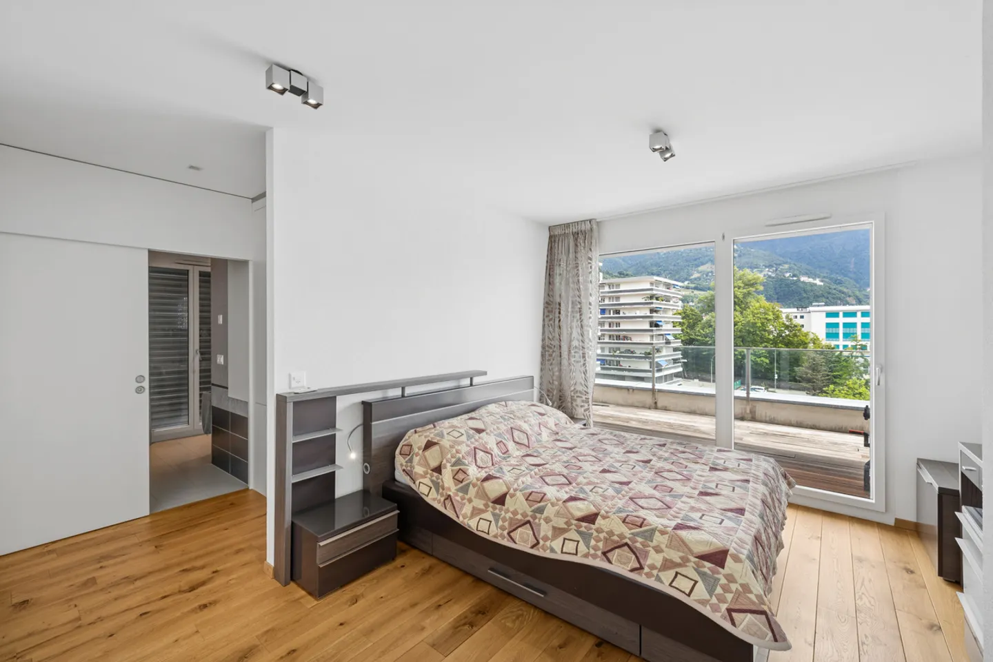 Splendide attique avec vaste terrasse et vue sur le Lac - Photo 4 sur 10