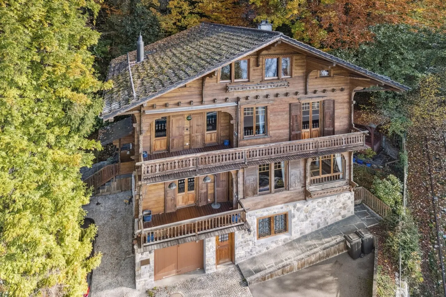 Unique, authentique Chalet, caractère incontestable et vue imprenable - Photo 2 sur 13