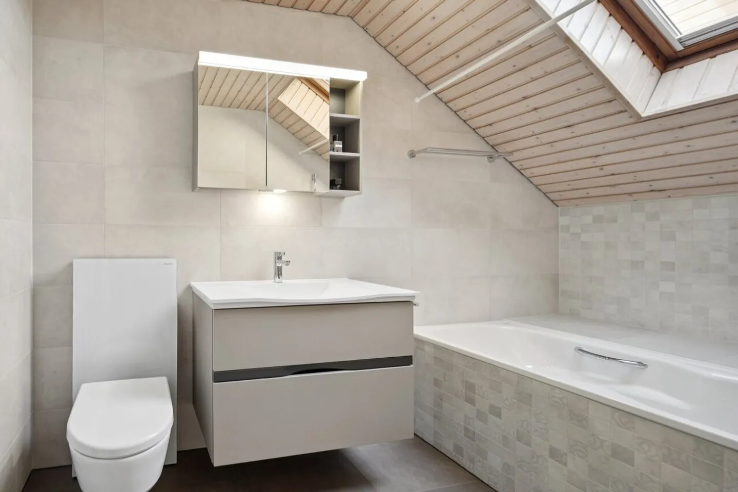 Semi-Detached Villa Ideally Located in Residential Area - Photo 11 of 13