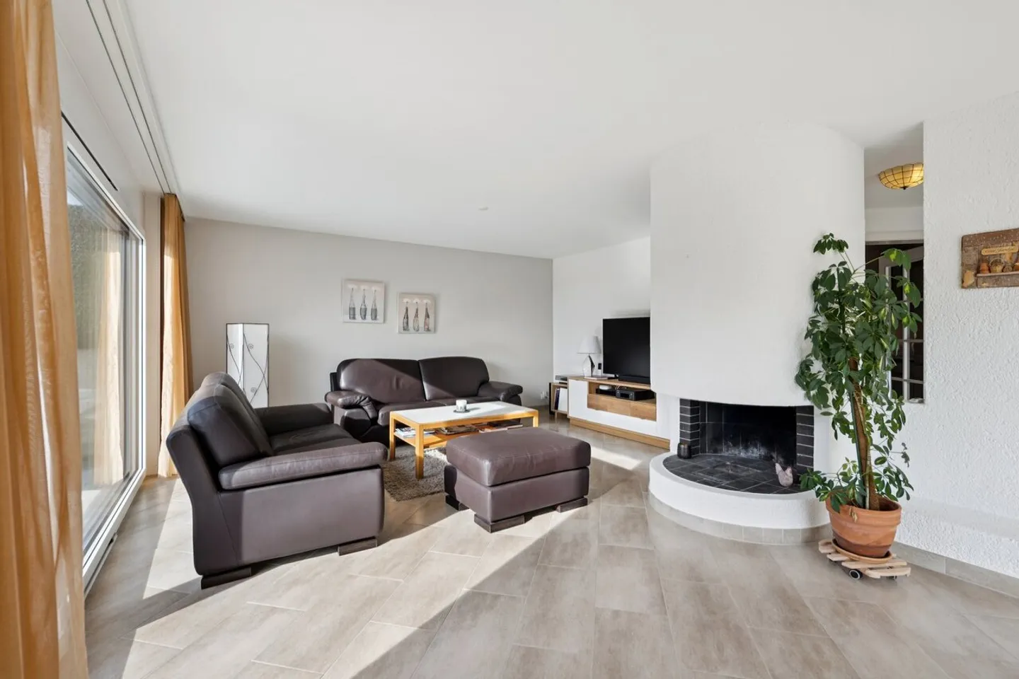 Semi-Detached Villa Ideally Located in Residential Area - Photo 4 of 13