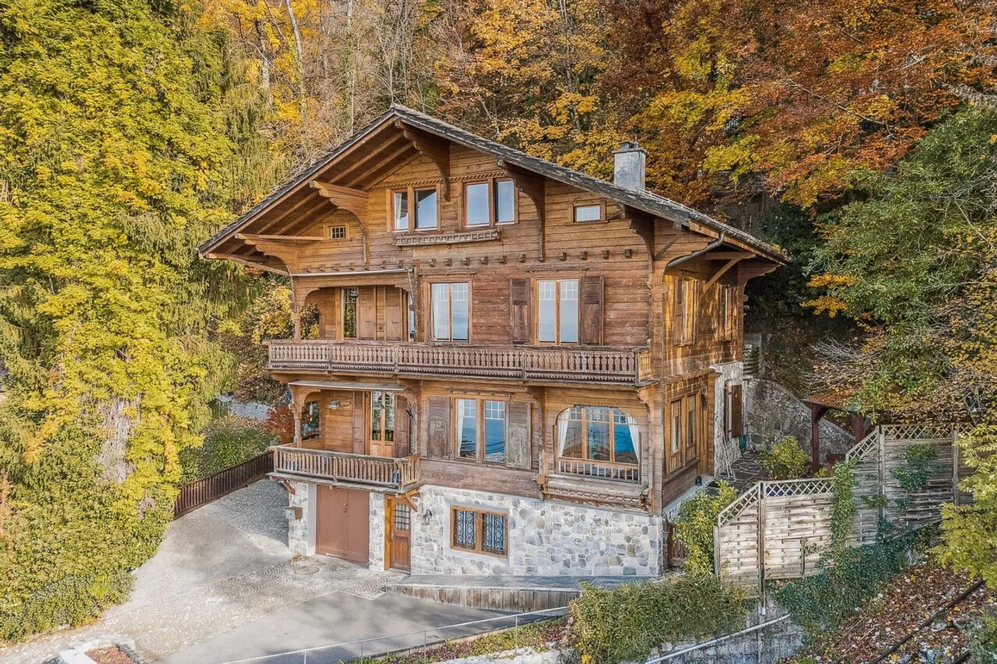 Unique, authentique Chalet, caractère incontestable et vue imprenable - Photo 1 sur 13