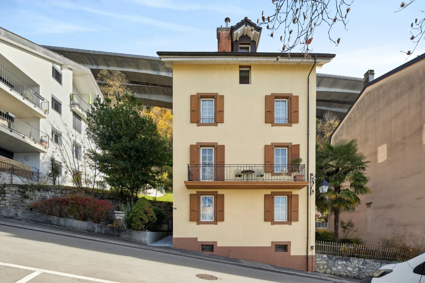 In the heart of Veytaux - Ideally located building - Photo 3 of 12