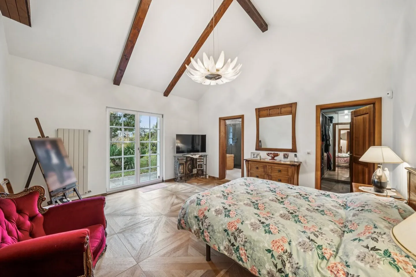 Luxurious detached villa in sought-after area - Photo 11 of 13