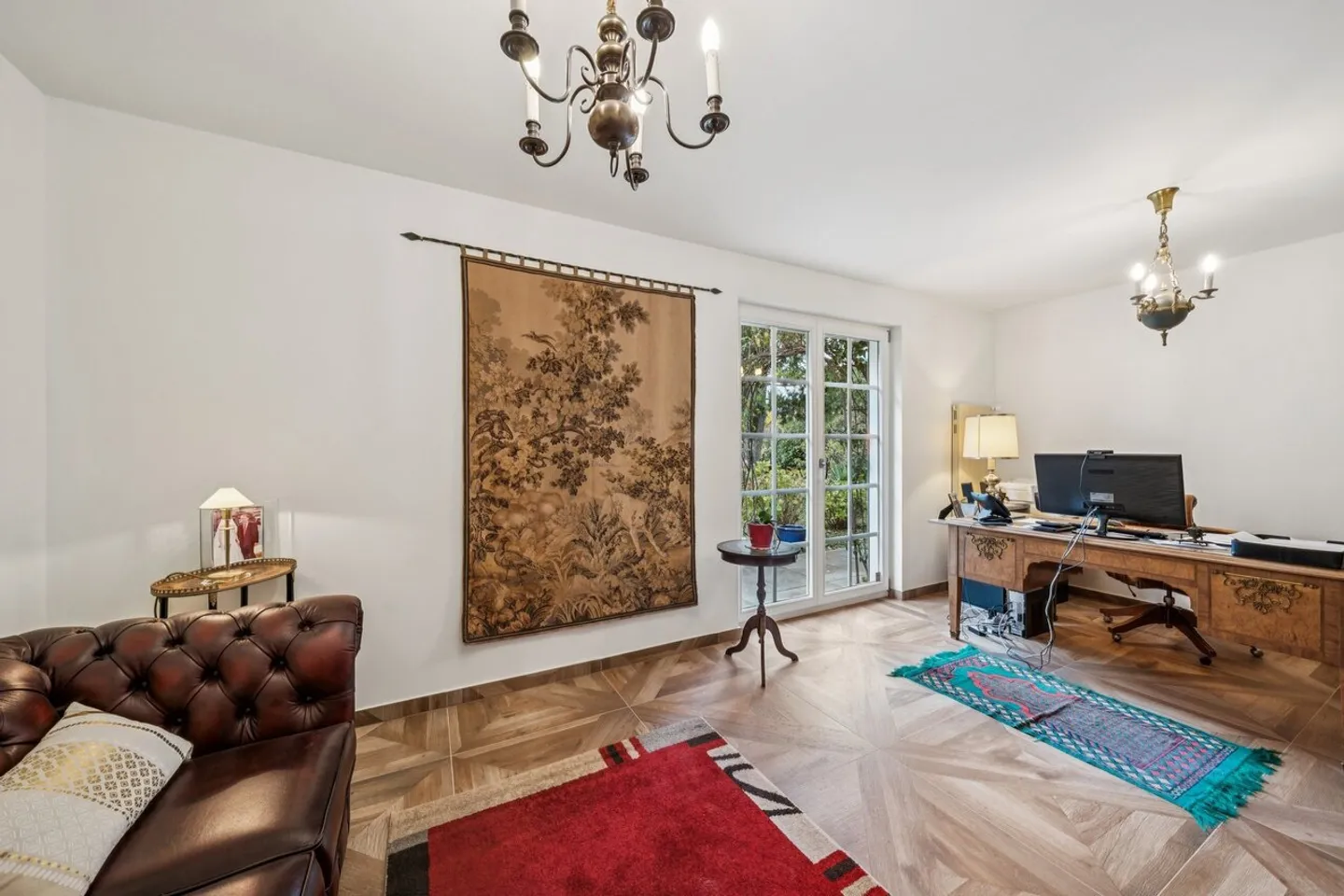 Luxurious detached villa in sought-after area - Photo 7 of 13