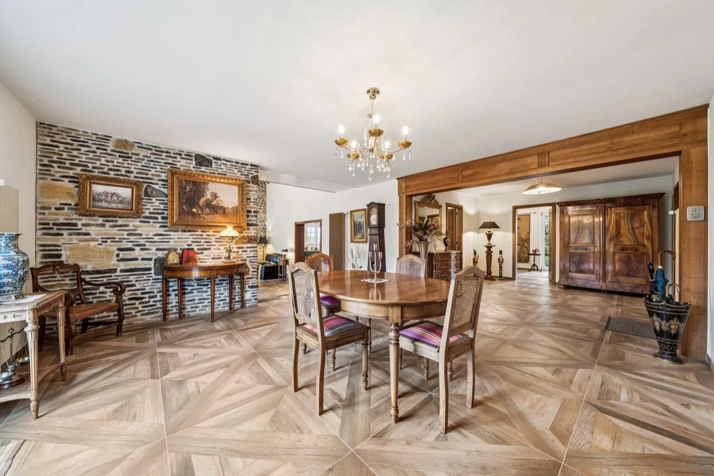 Luxurious detached villa in sought-after area - Photo 6 of 13