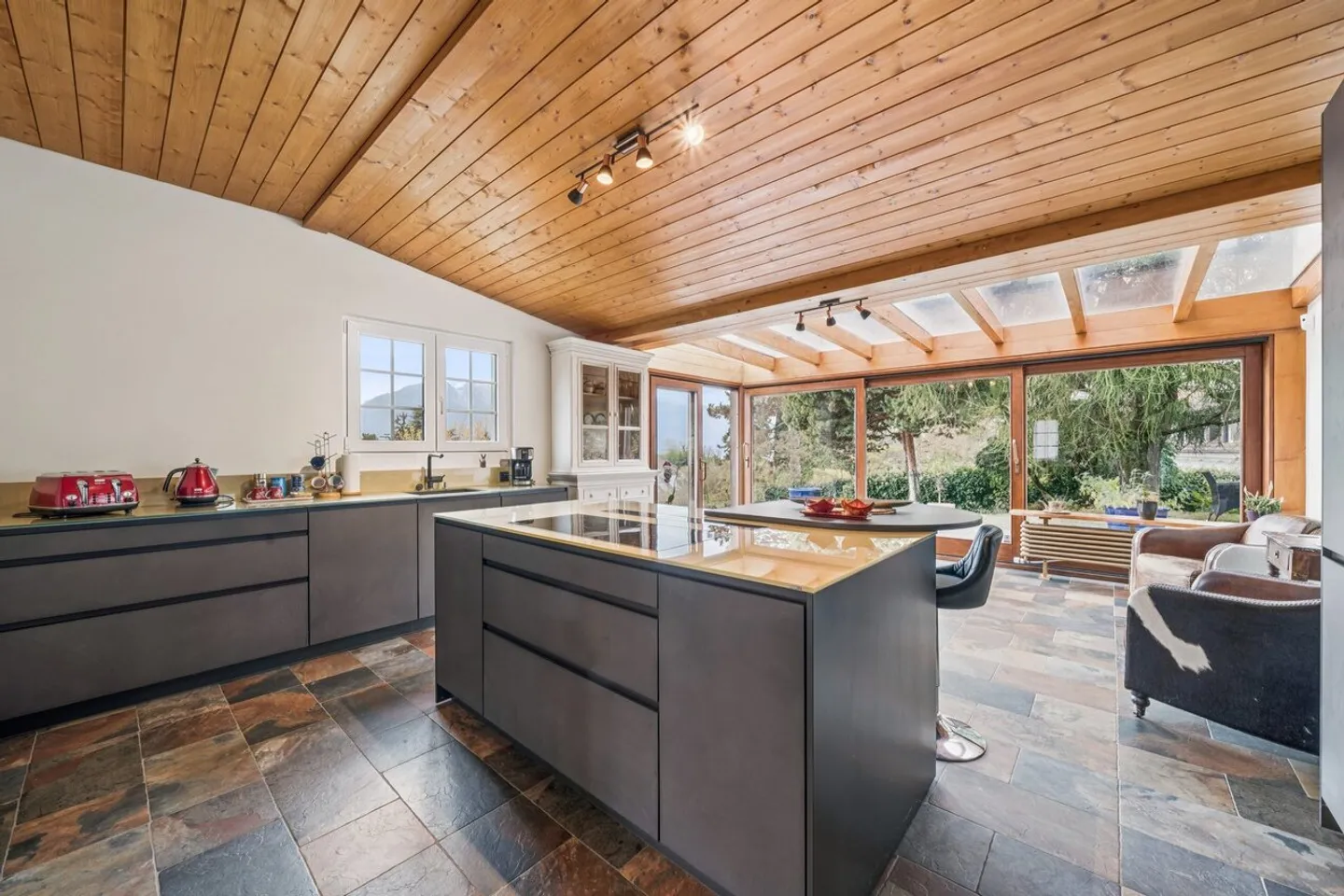 Luxurious detached villa in sought-after area - Photo 8 of 13