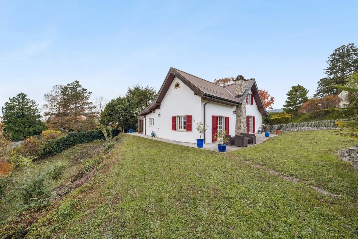 Luxurious detached villa in sought-after area - Photo 3 of 13