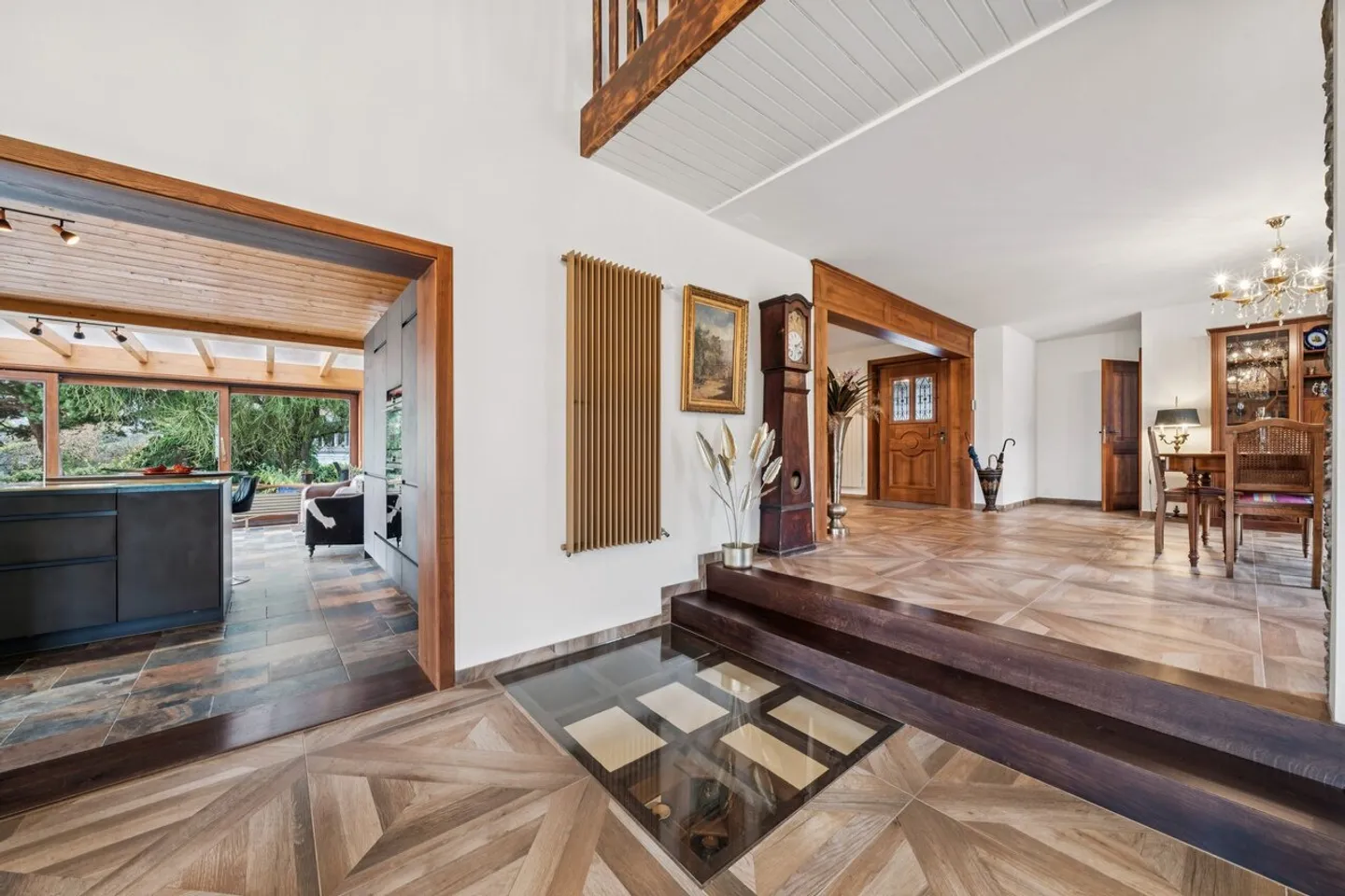 Luxurious detached villa in sought-after area - Photo 10 of 13