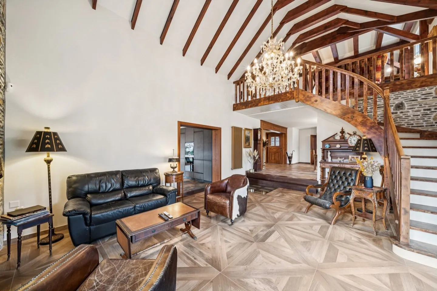 Luxurious detached villa in sought-after area - Photo 4 of 13