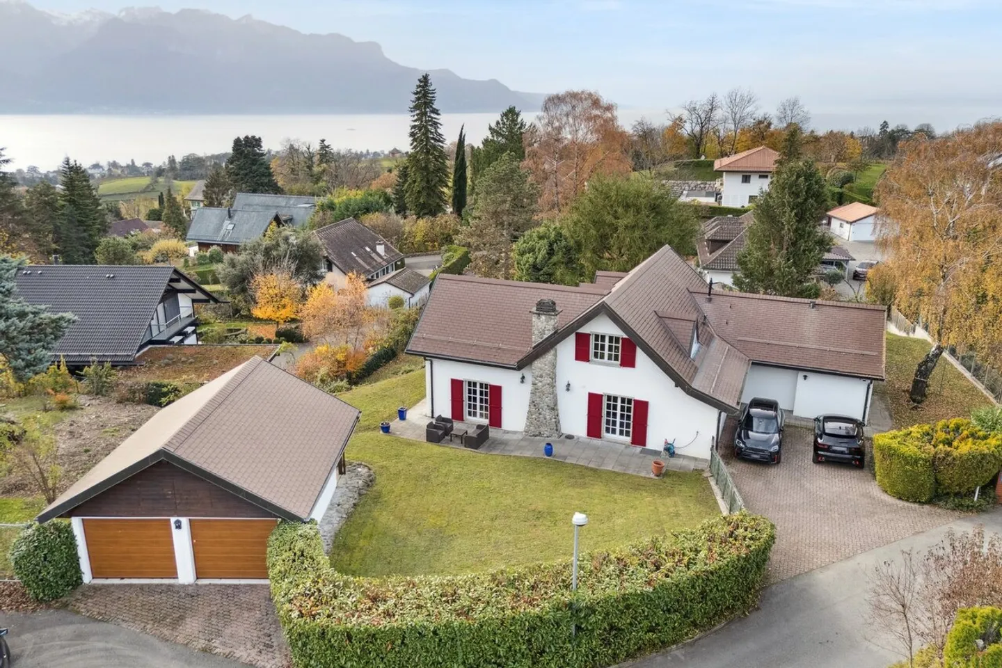 Luxurious detached villa in sought-after area - Photo 1 of 13