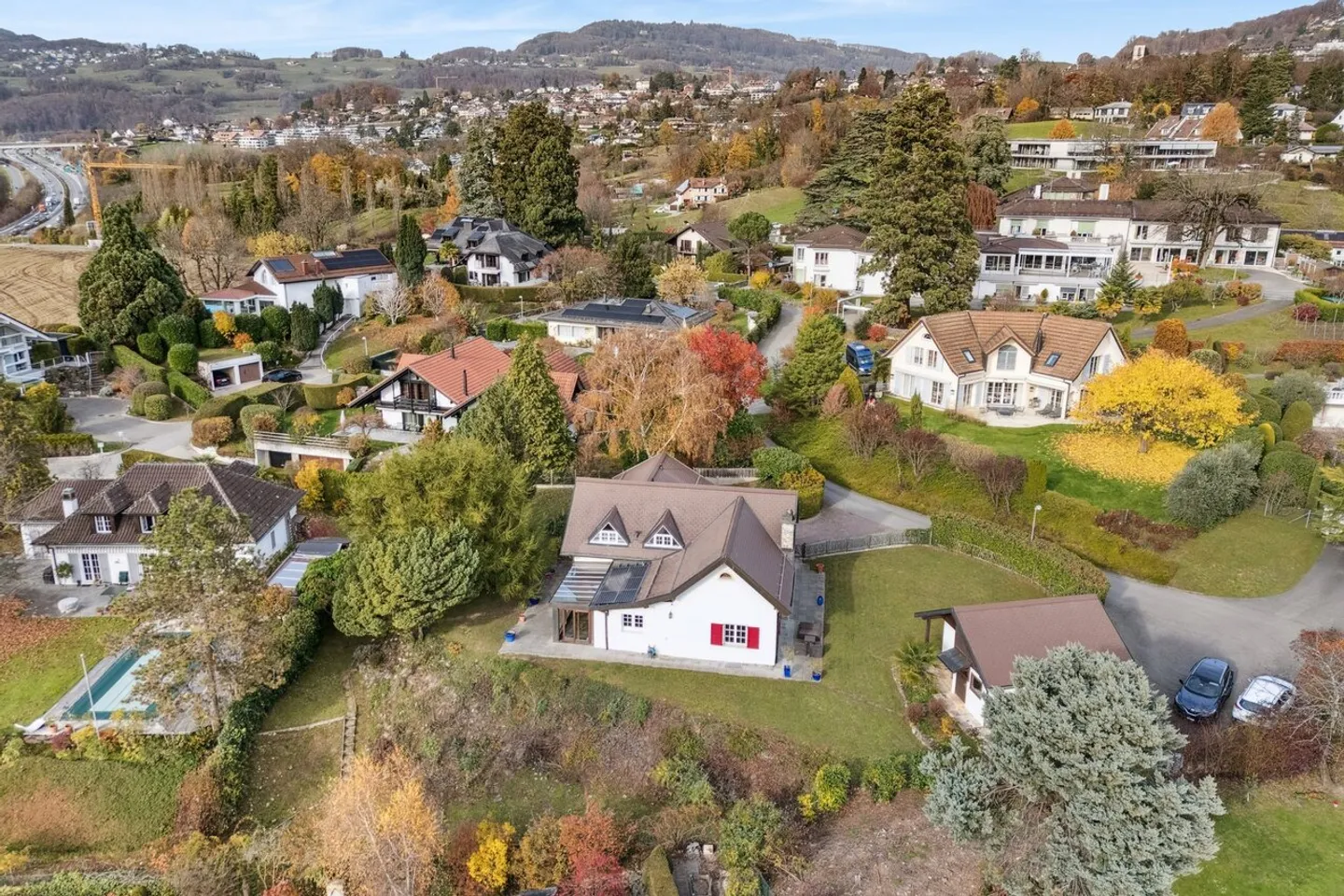 Luxurious detached villa in sought-after area - Photo 2 of 13