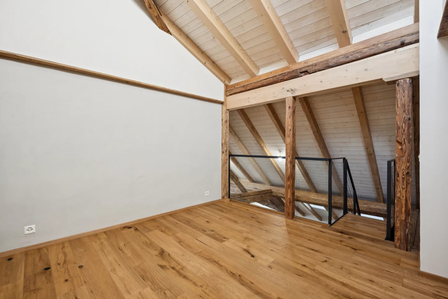 Studio en attique rénové - charme, lumière et atmosphère cocooning - Photo 4 sur 9