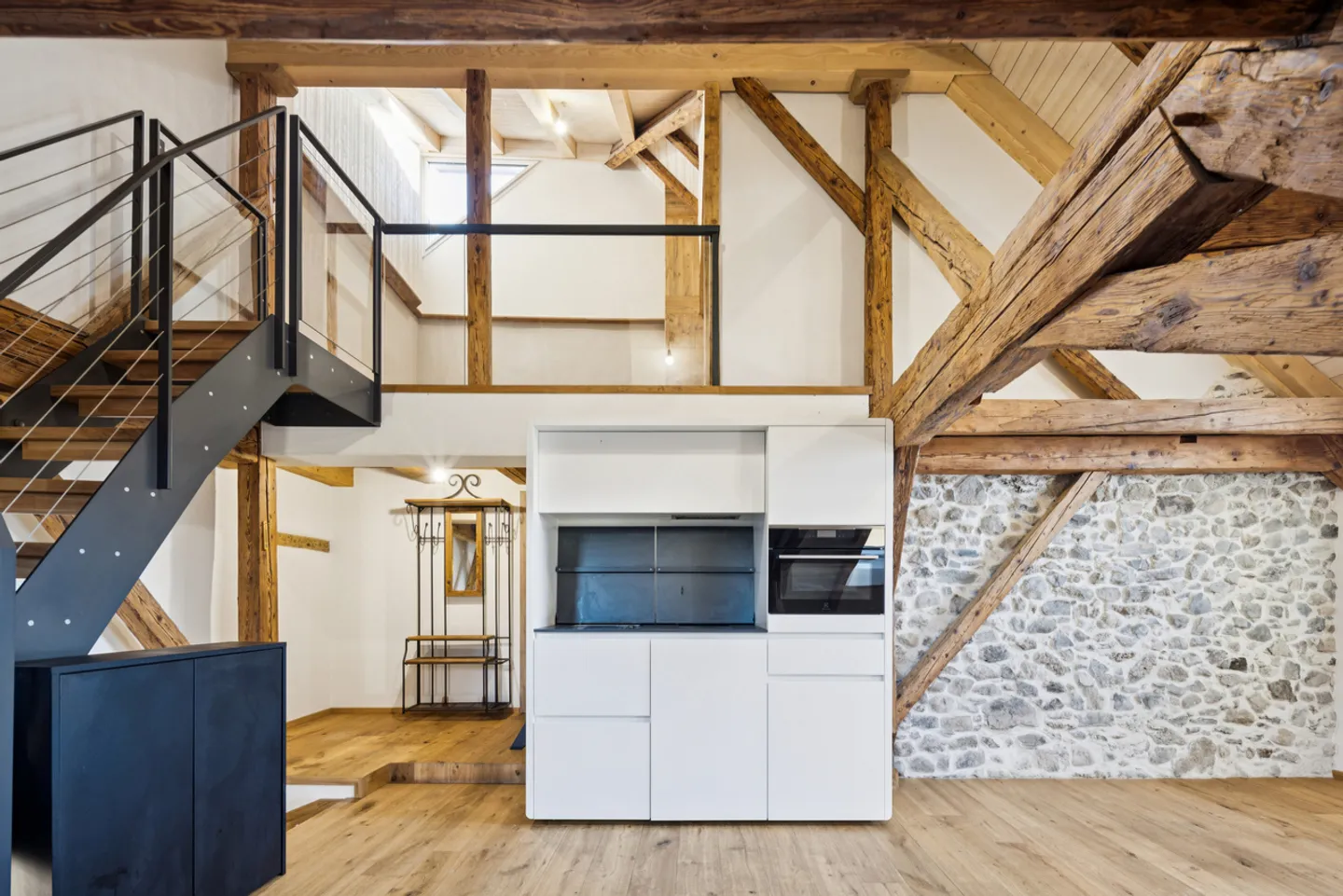 Studio en attique rénové - charme, lumière et atmosphère cocooning - Photo 3 sur 9