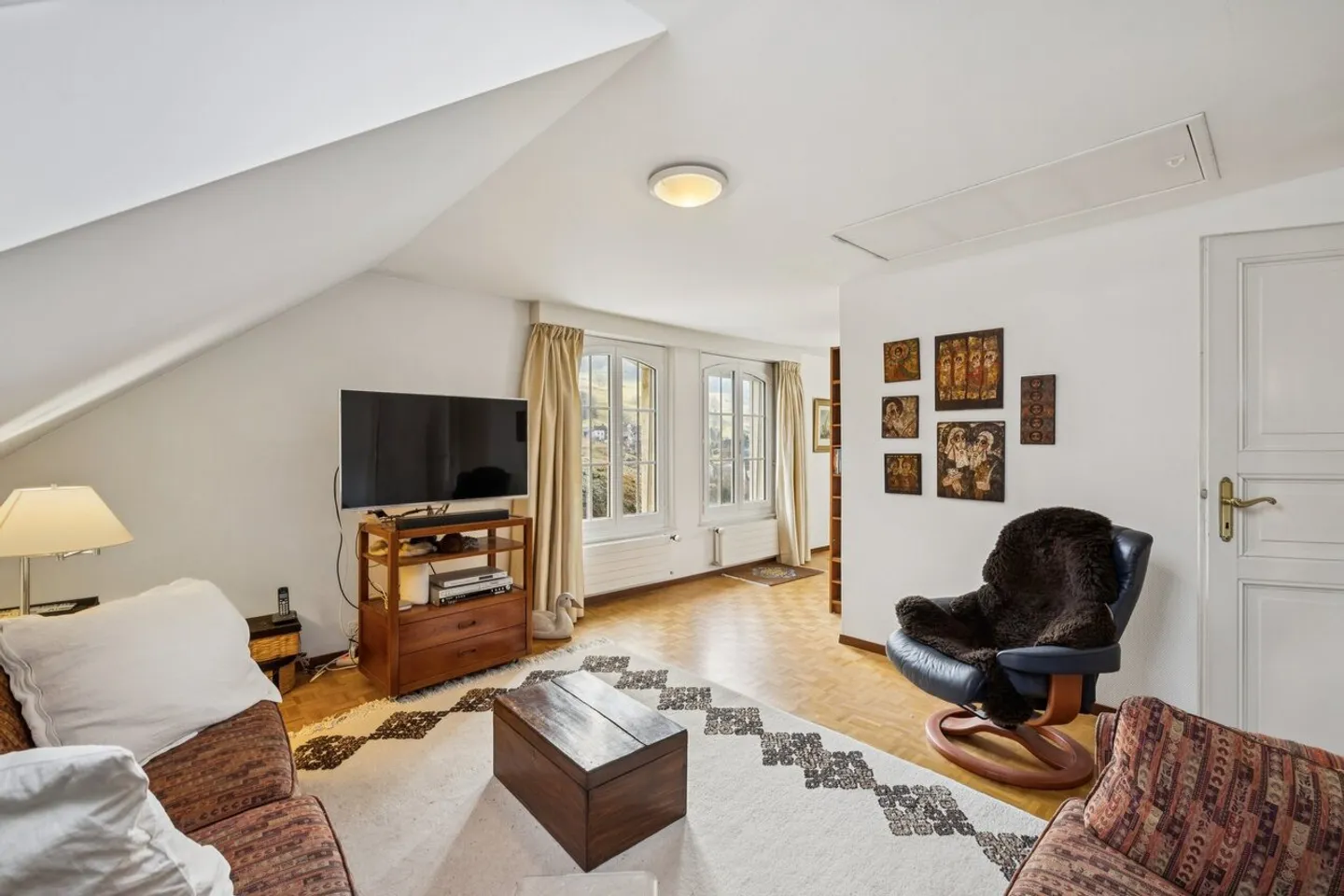 Timeless charm for this individual villa - Photo 13 of 13