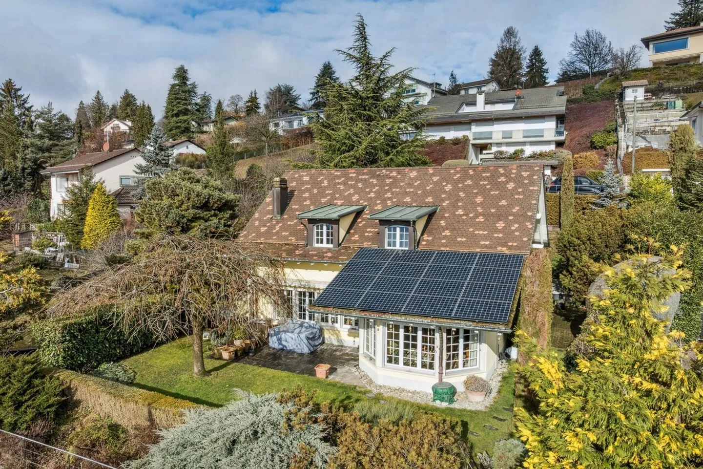 Timeless charm for this individual villa - Photo 2 of 13