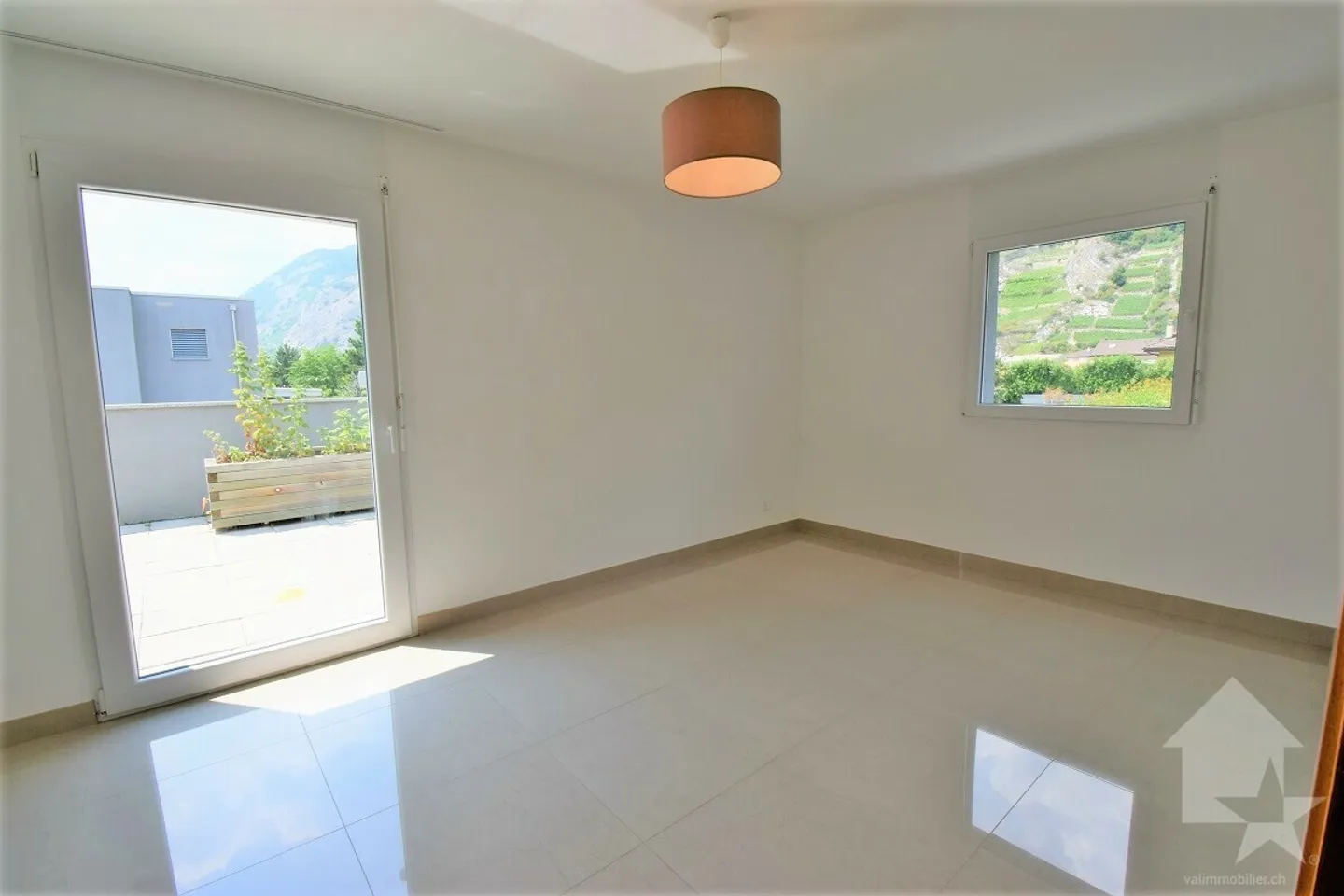 Attique de 4.5 pièces avec une grande terrasse et 3 places de parcs - Foto 9 von 13