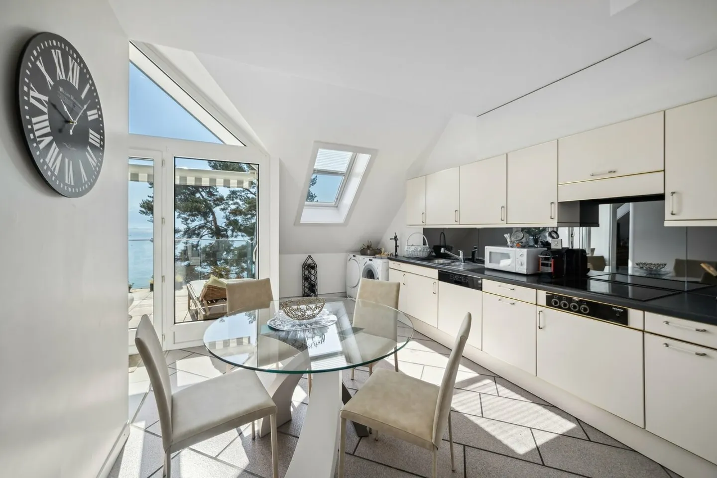 Charming waterfront apartment - Photo 4 of 13