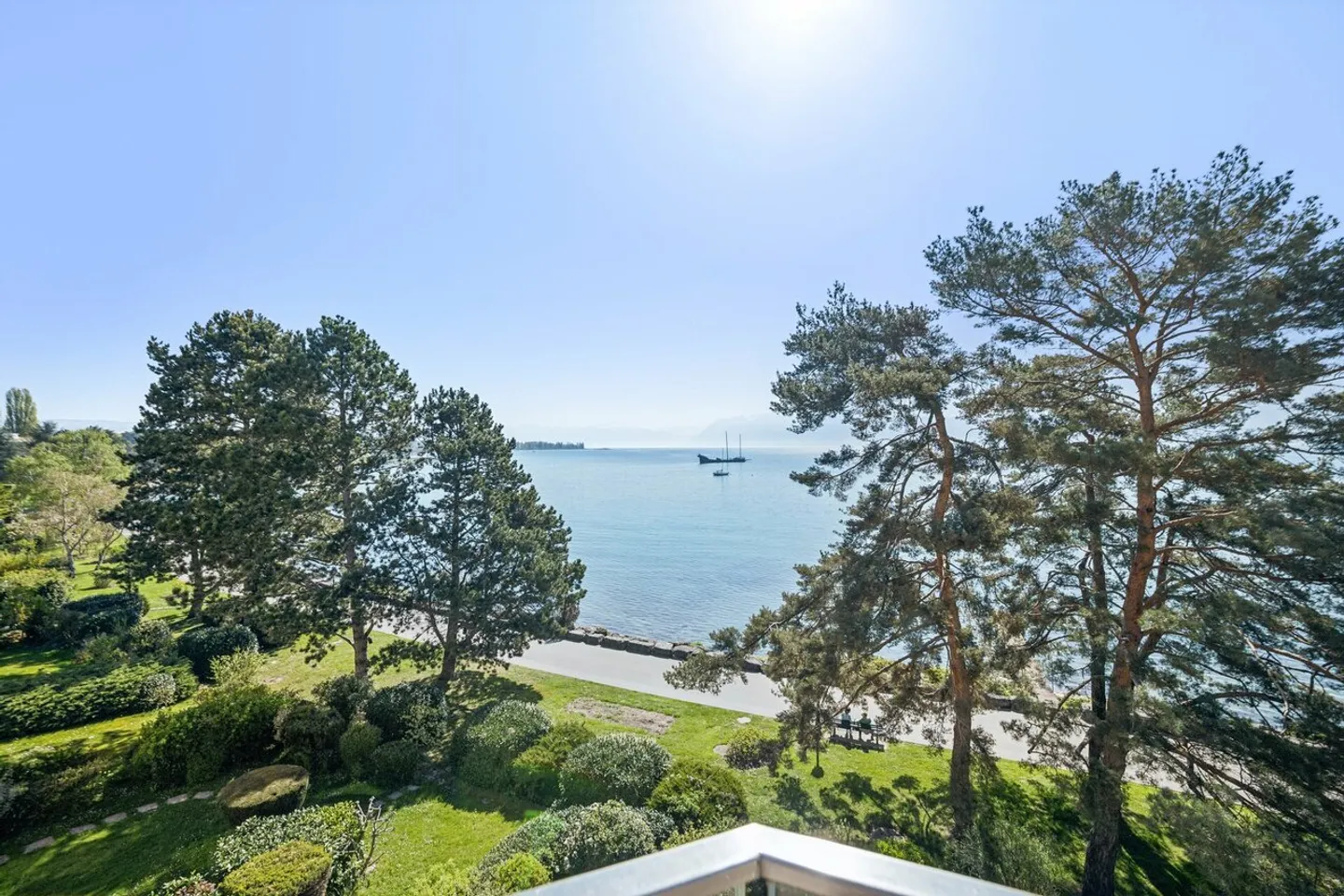 Charming waterfront apartment - Photo 2 of 13
