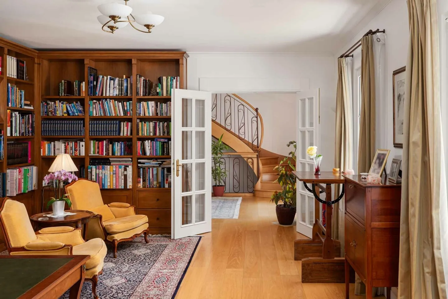 Rare and exclusive property with feet in the water - Photo 10 of 13