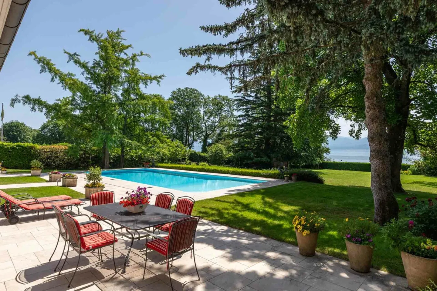 Rare and exclusive property with feet in the water - Photo 4 of 13