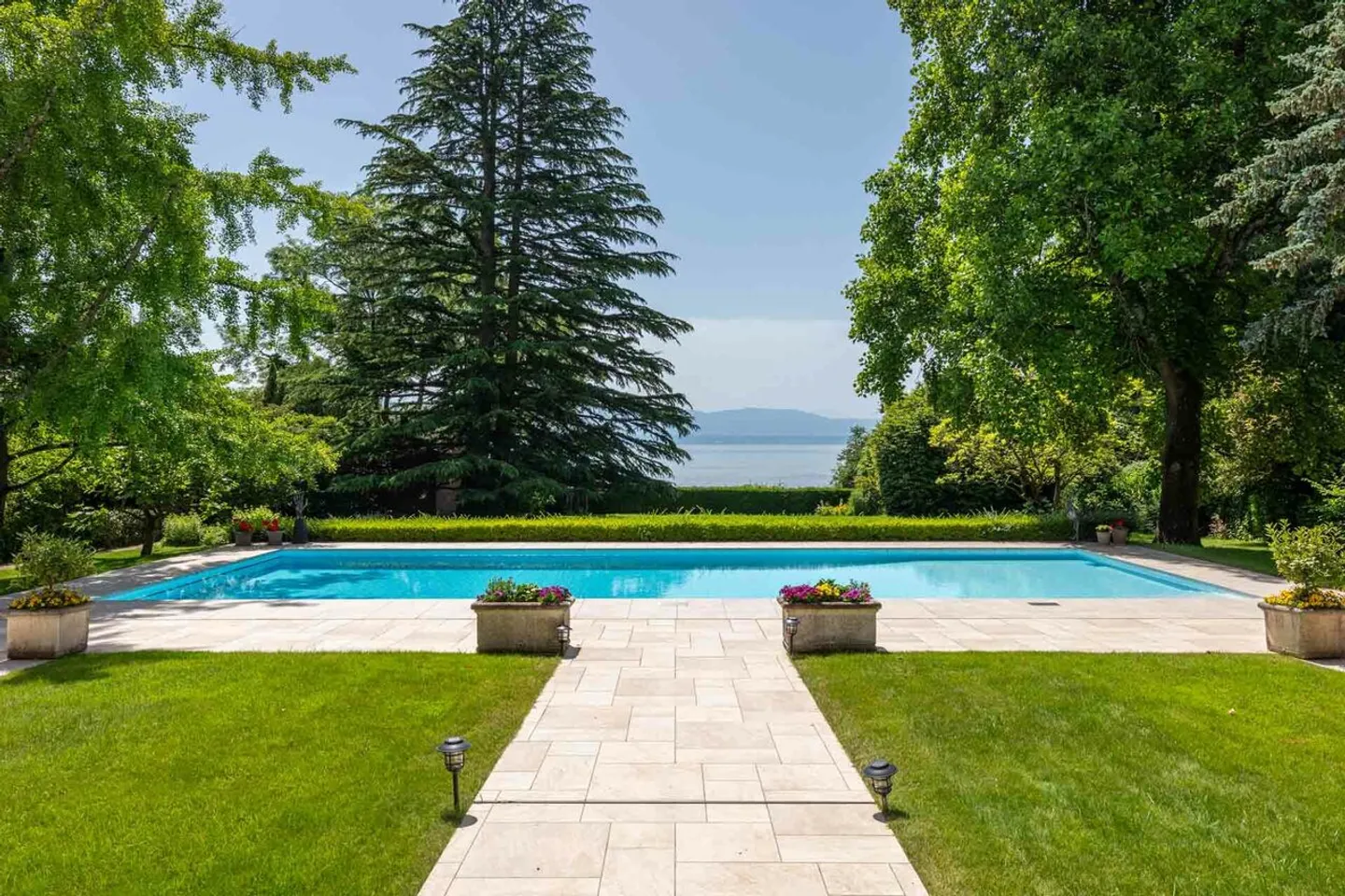 Rare and exclusive property with feet in the water - Photo 2 of 13